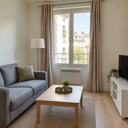Apartment Chic Parisian Private Balcony Sleeps 6 *
