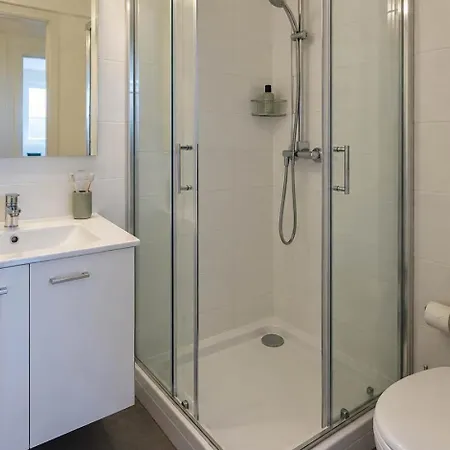 Apartment Chic Parisian Private Balcony Sleeps 6 *